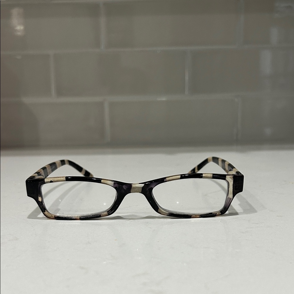 Winkbyicu Tortoiseshell Rectangular Reading Glasses - Black & Cream. +2.50